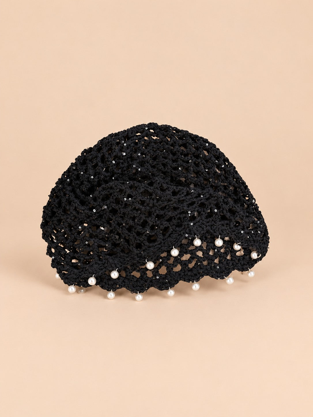 Béret ajouré au crochet avec perles, coloris noir, vue de face