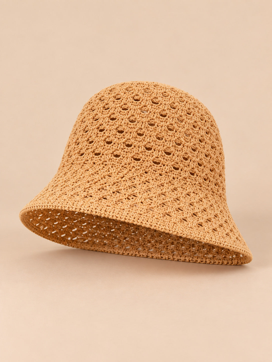 Béret bibi ajouré kaki, vue de trois quarts sur fond pêche sable